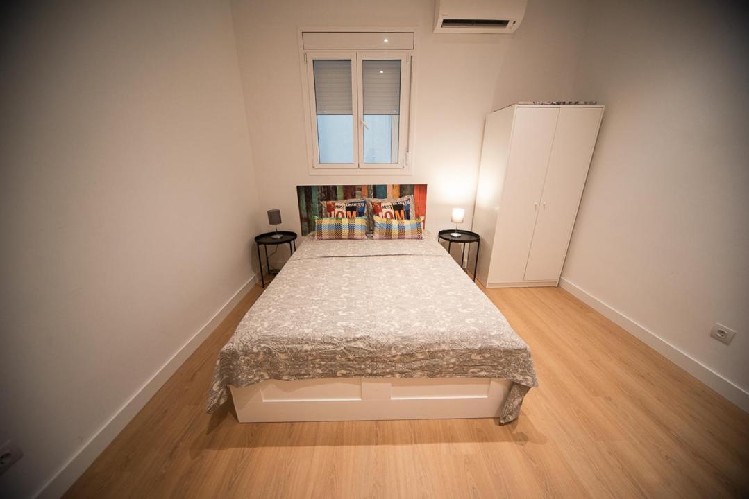 By Universitat Private Rooms Барселона Экстерьер фото