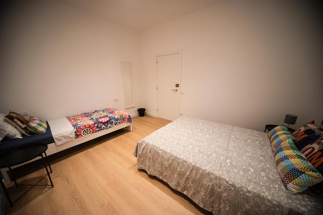 By Universitat Private Rooms Барселона Экстерьер фото