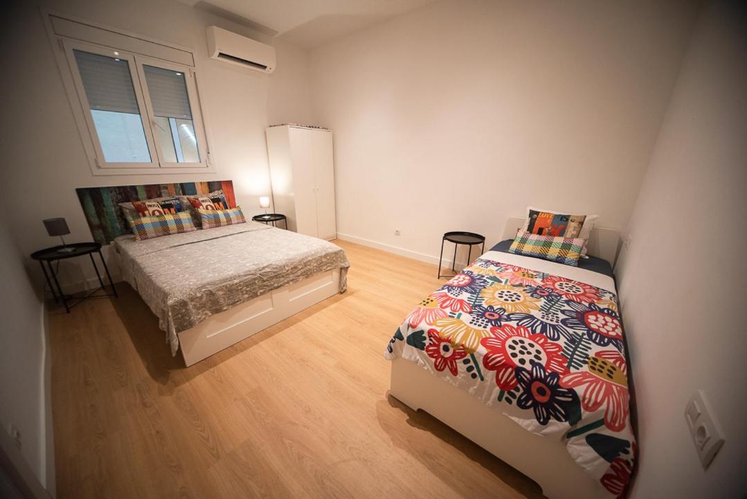 By Universitat Private Rooms Барселона Экстерьер фото