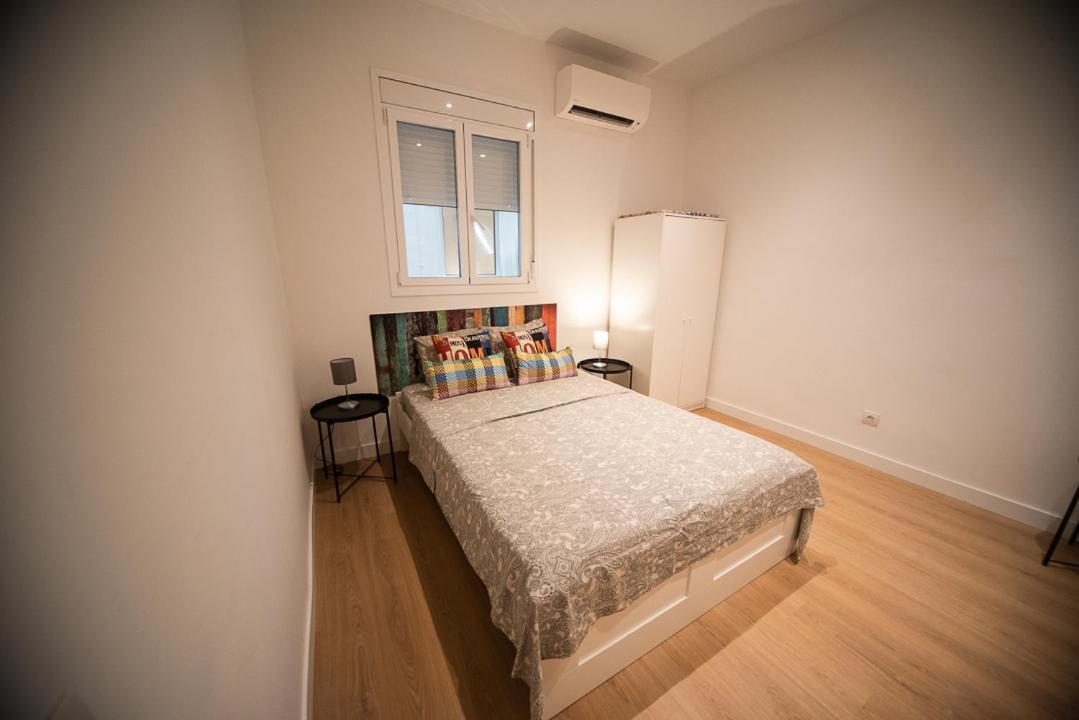 By Universitat Private Rooms Барселона Экстерьер фото