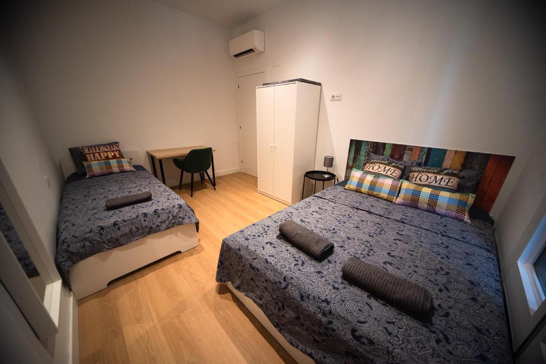 By Universitat Private Rooms Барселона Экстерьер фото