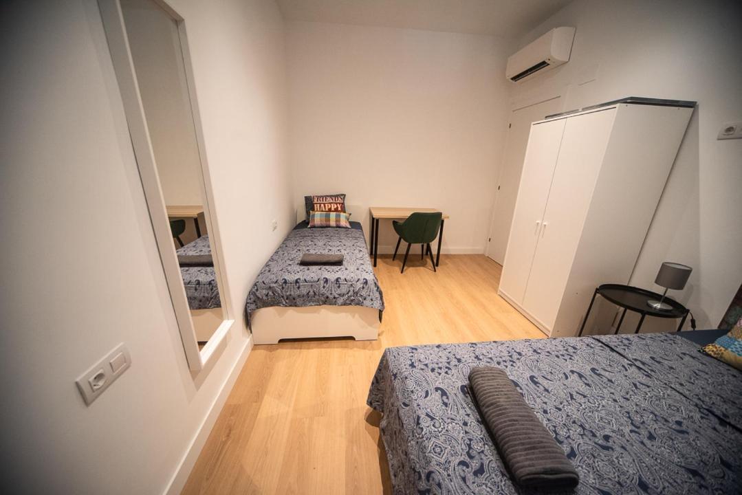 By Universitat Private Rooms Барселона Экстерьер фото