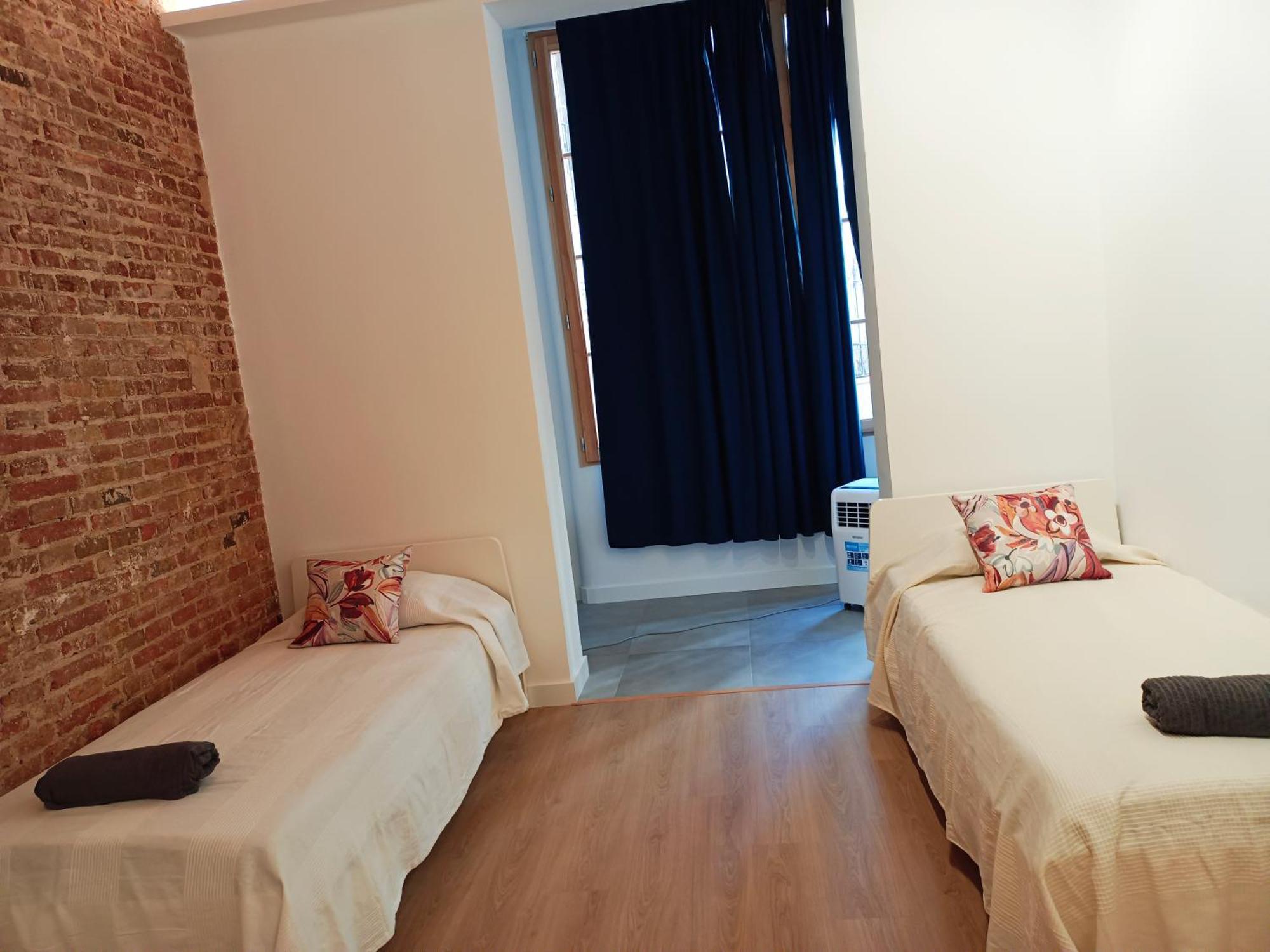 By Universitat Private Rooms Барселона Экстерьер фото