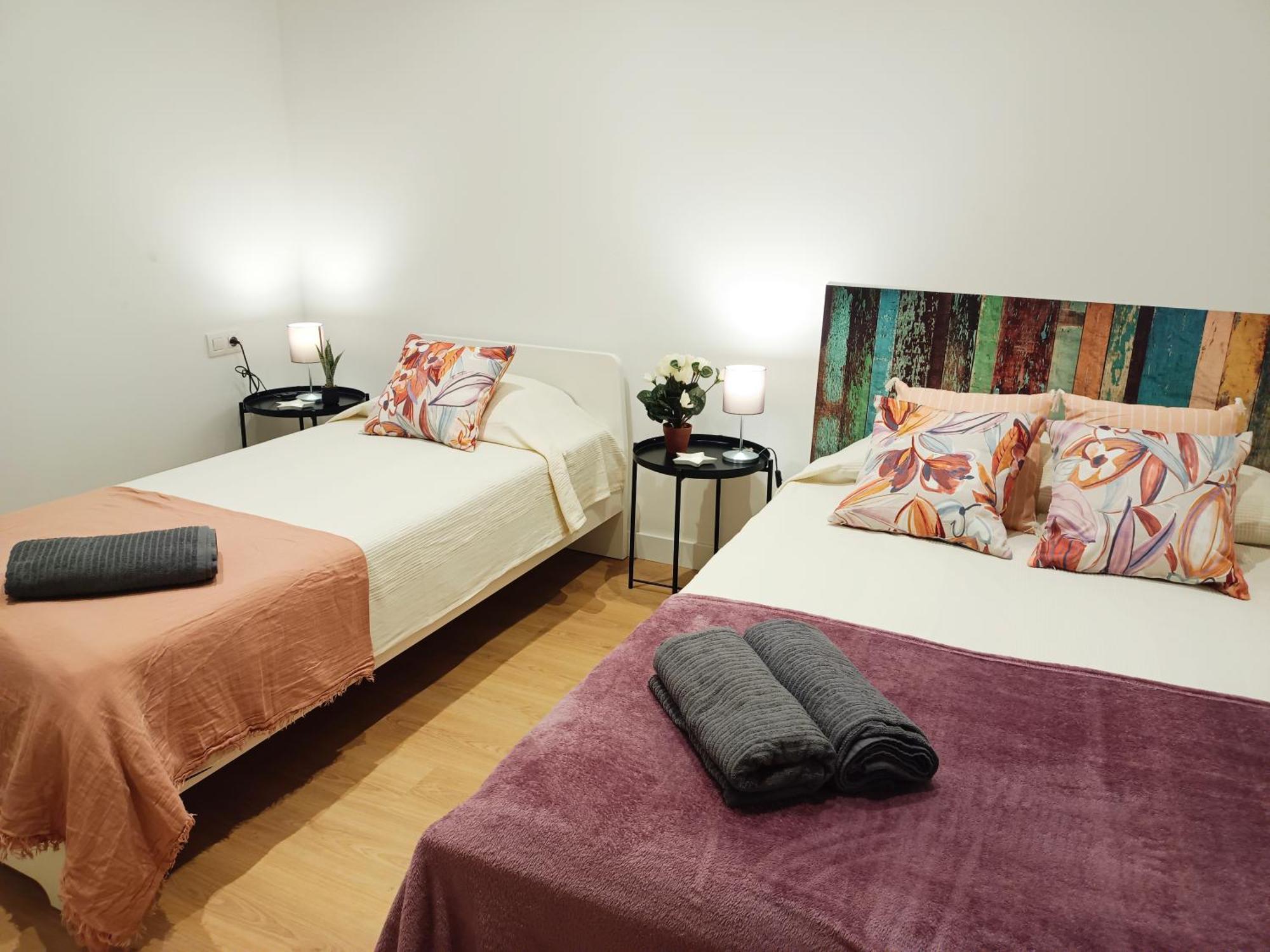 By Universitat Private Rooms Барселона Экстерьер фото