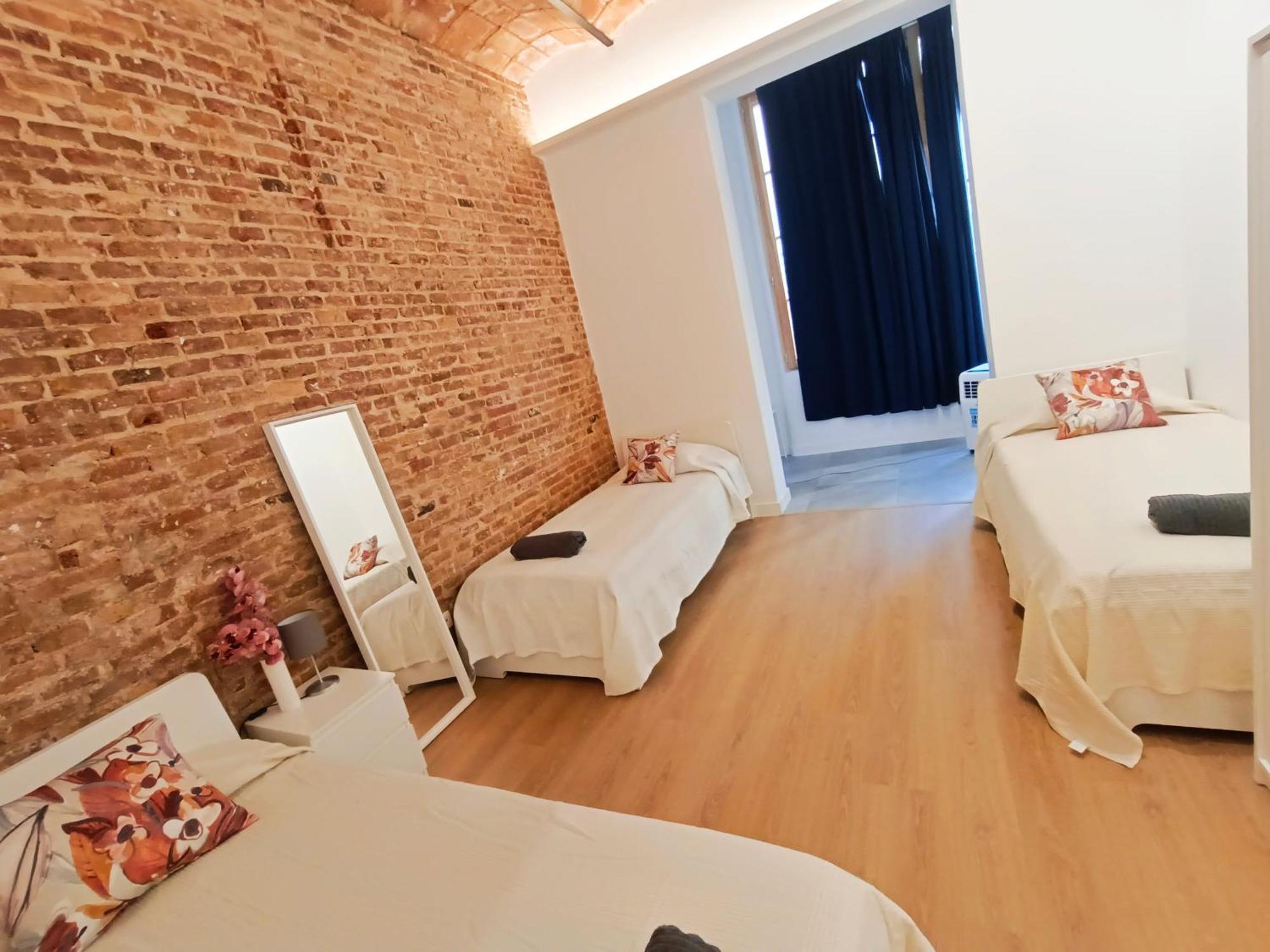 By Universitat Private Rooms Барселона Экстерьер фото