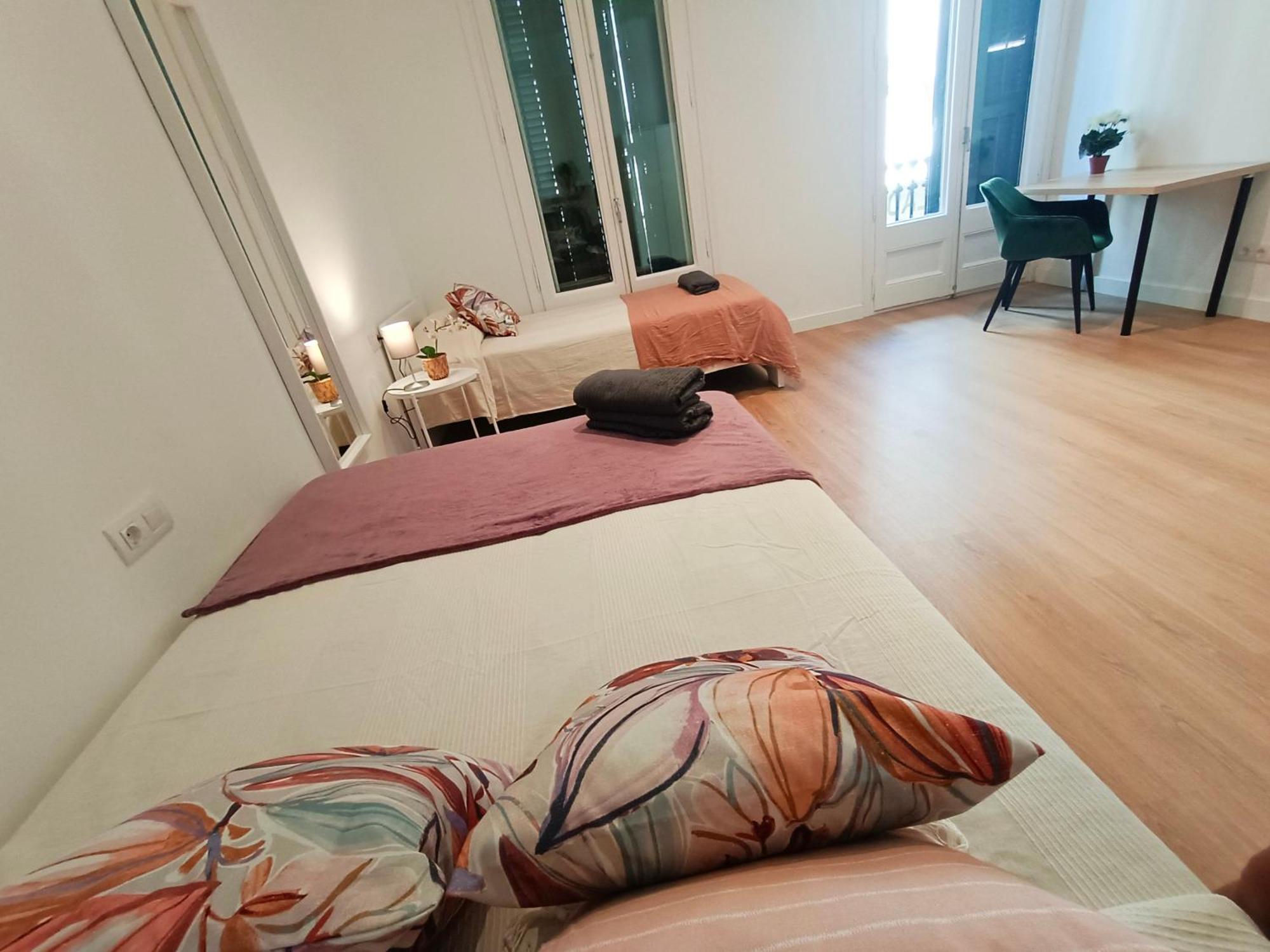 By Universitat Private Rooms Барселона Экстерьер фото