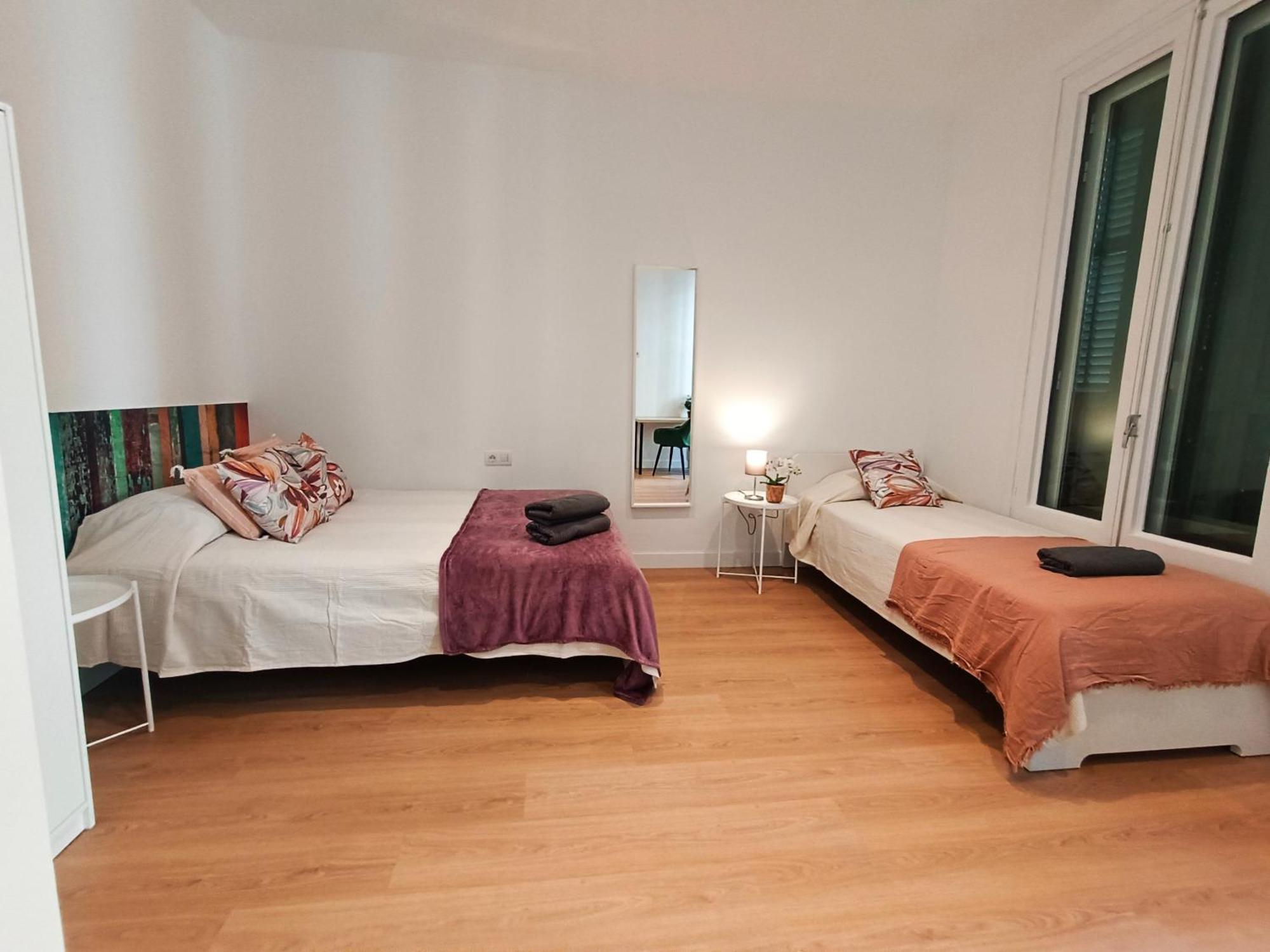 By Universitat Private Rooms Барселона Экстерьер фото