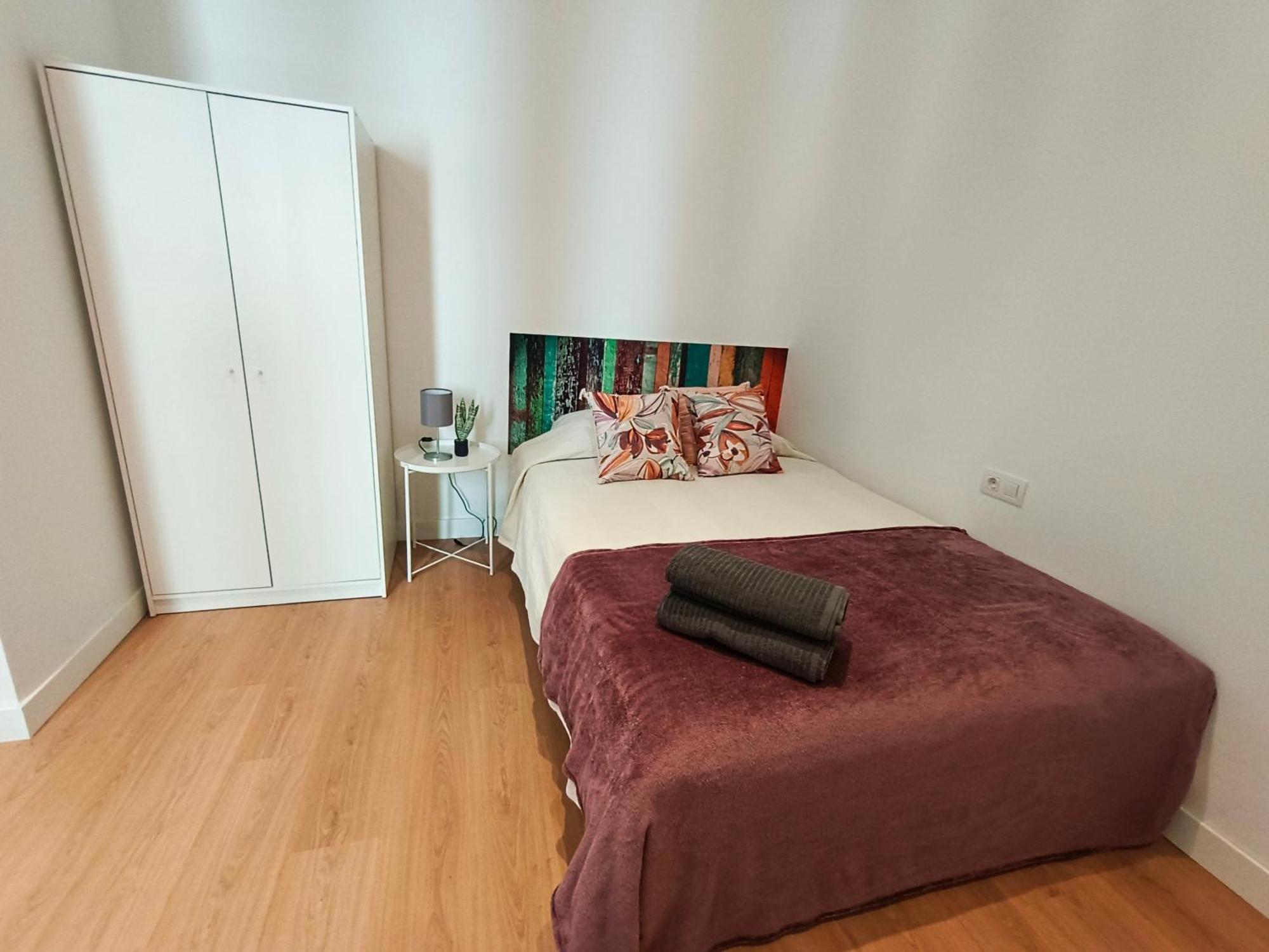 By Universitat Private Rooms Барселона Экстерьер фото