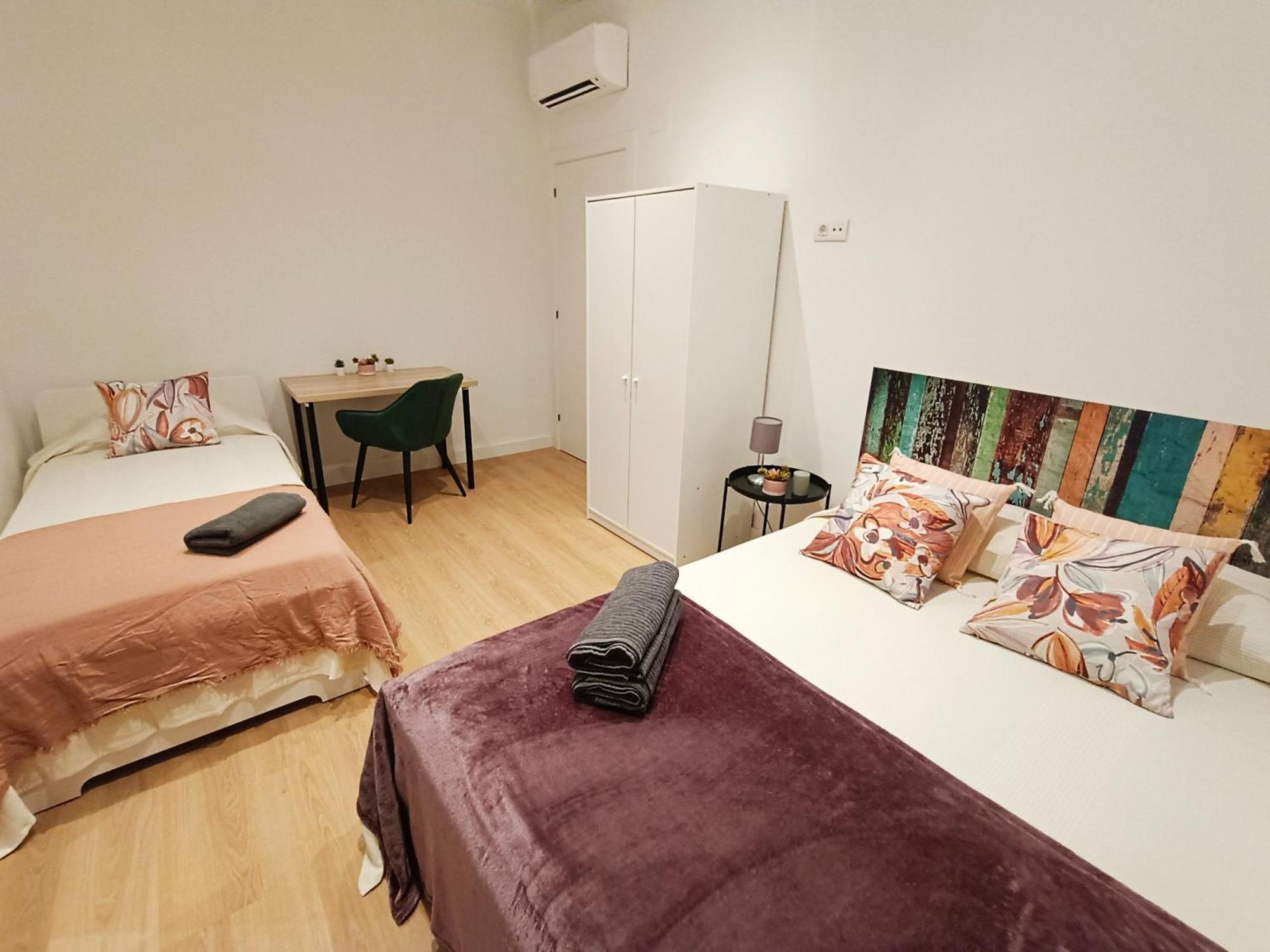 By Universitat Private Rooms Барселона Экстерьер фото