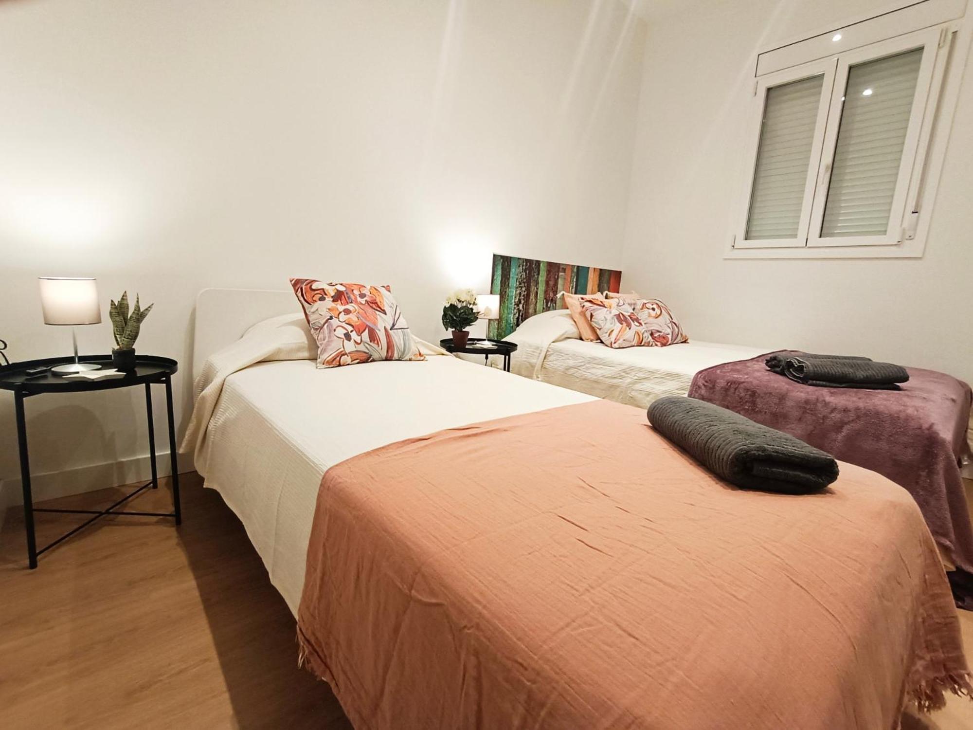 By Universitat Private Rooms Барселона Экстерьер фото
