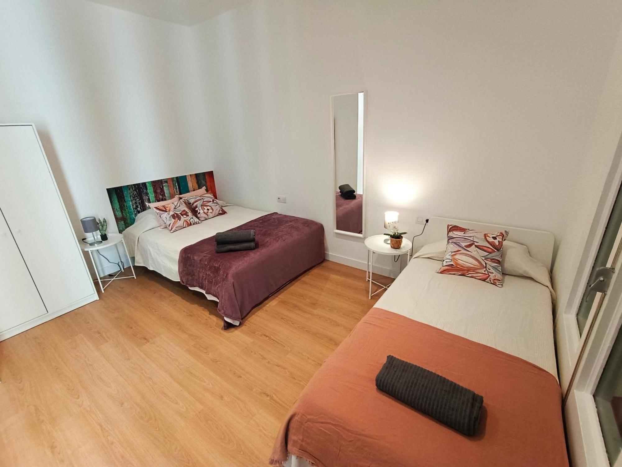 By Universitat Private Rooms Барселона Экстерьер фото