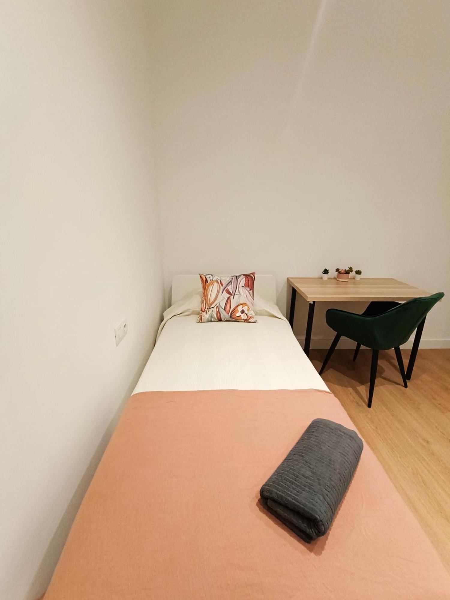 By Universitat Private Rooms Барселона Экстерьер фото