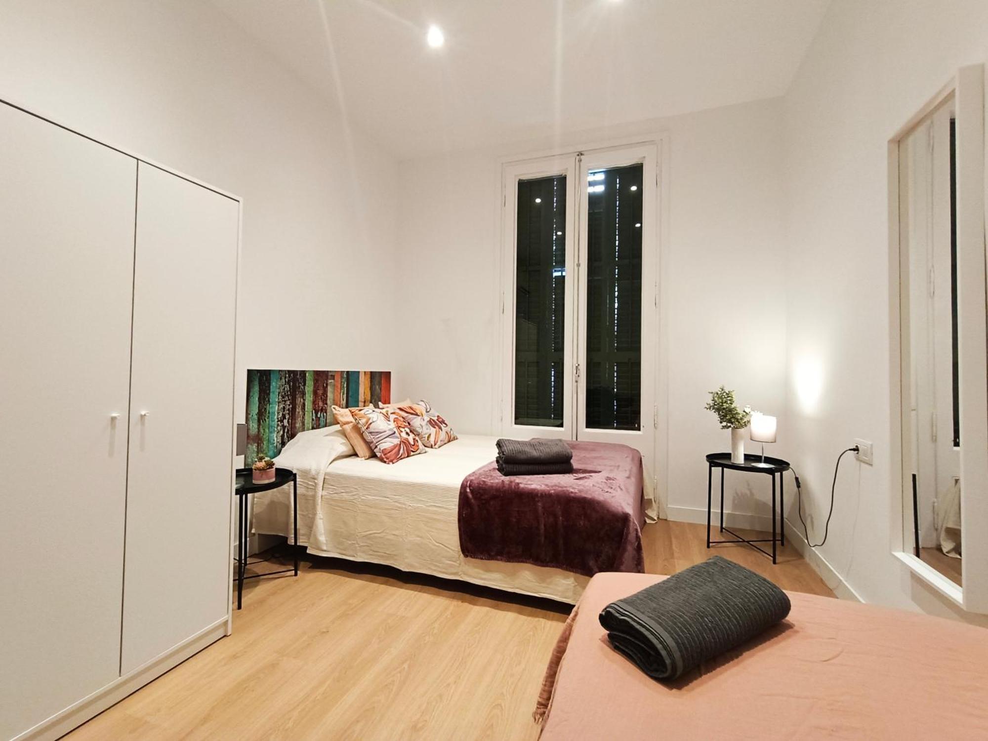 By Universitat Private Rooms Барселона Экстерьер фото