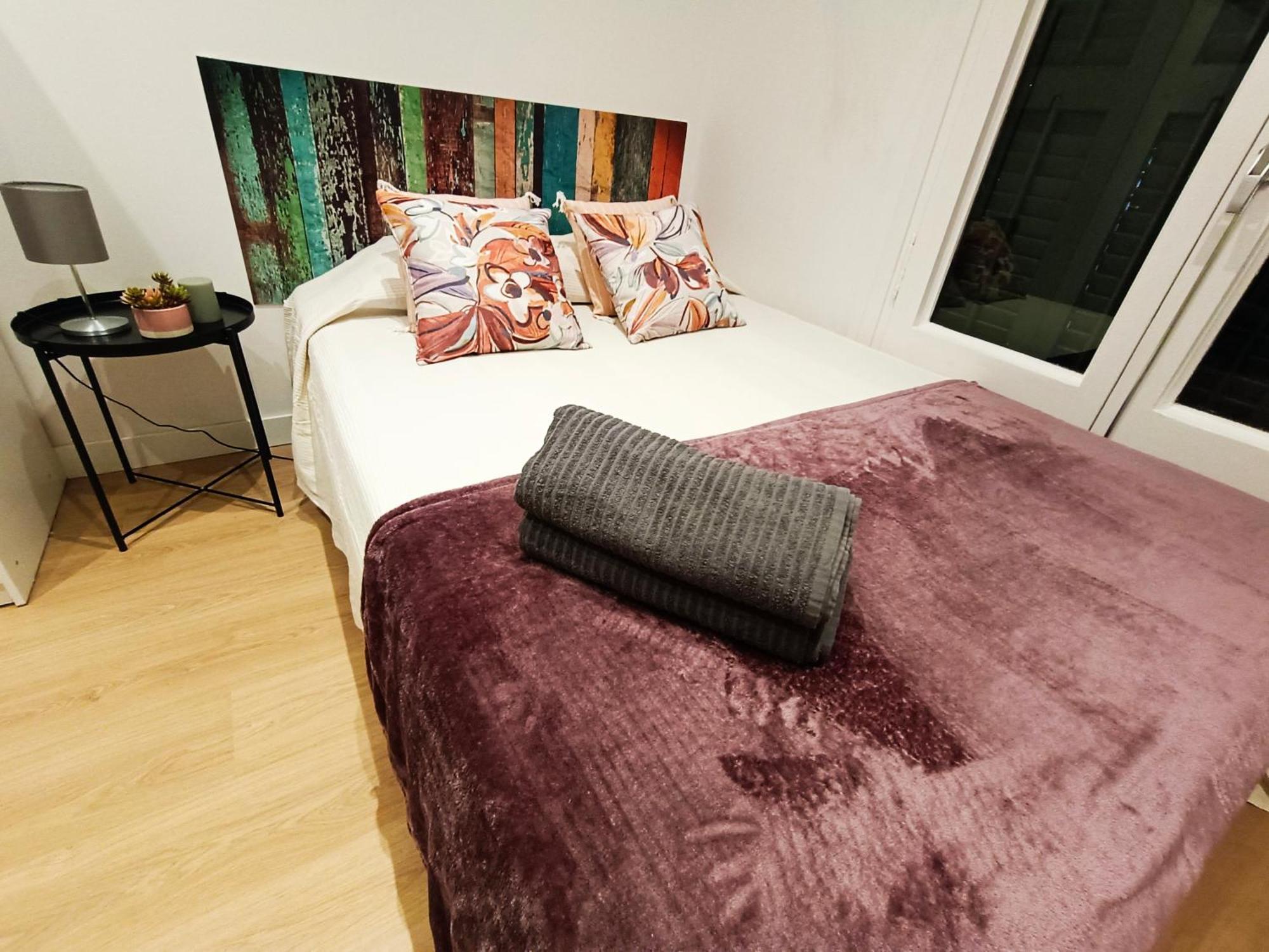 By Universitat Private Rooms Барселона Экстерьер фото